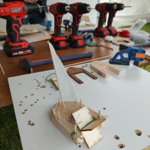 Bateaux à propulsion elastique